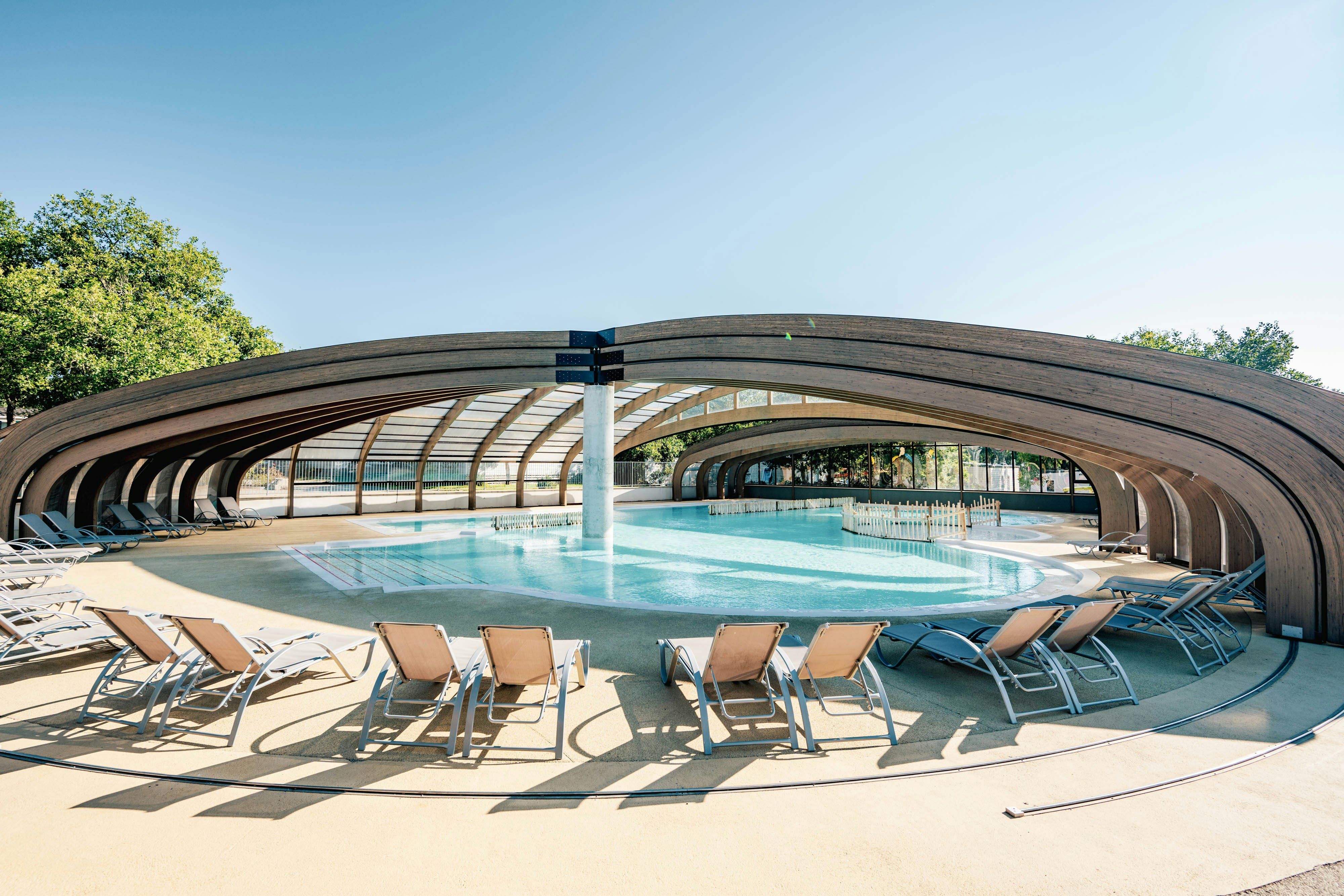 Yelloh! Village Le Ranc Davaine - Blick auf den Pool mit Überdachung auf dem Campingplatz