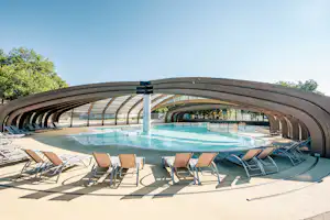 Yelloh! Village Le Ranc Davaine - Blick auf den Pool mit Überdachung auf dem Campingplatz