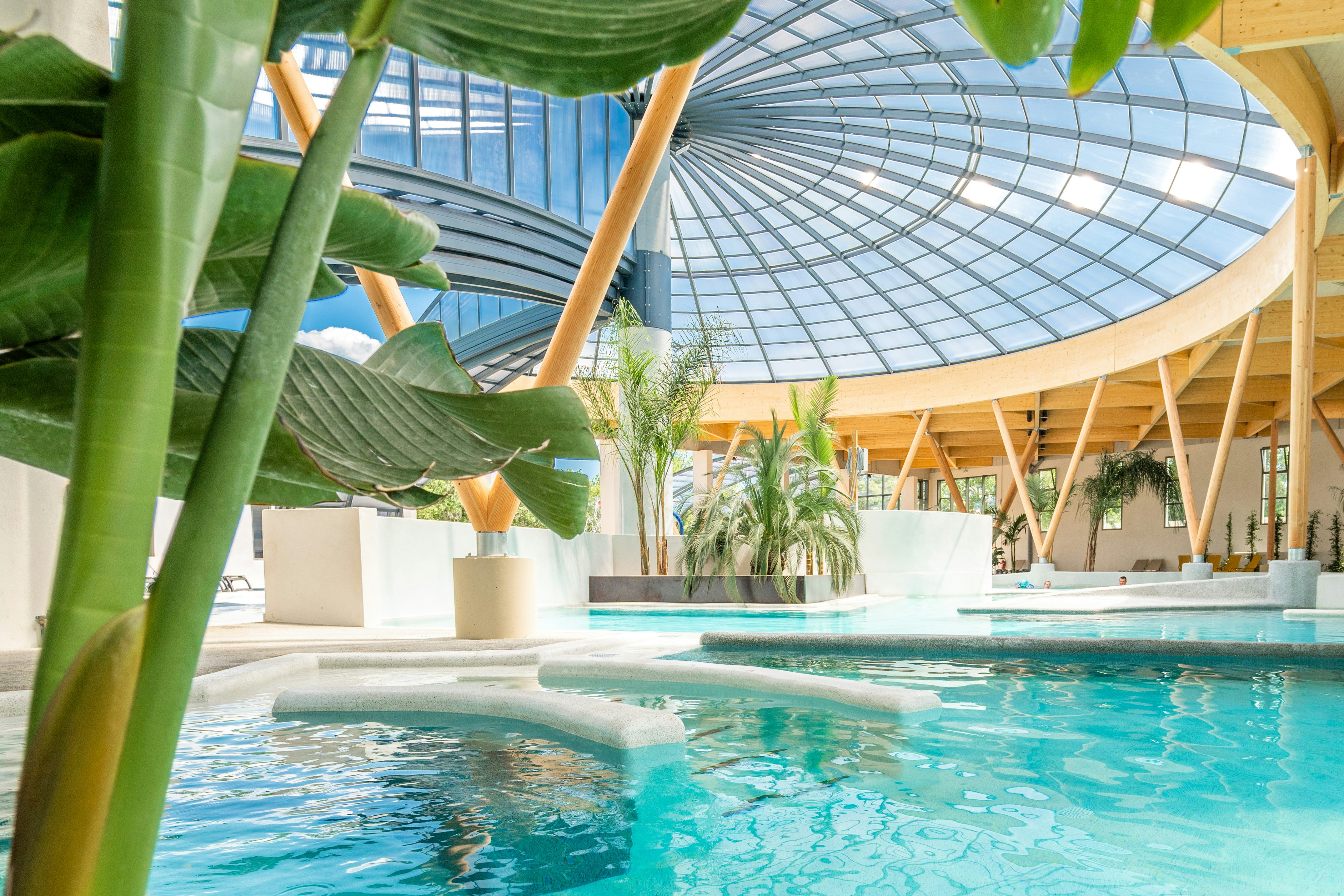 Yelloh! Village Le Ranc Davaine - Pool mit Überdachung auf dem Campingplatz