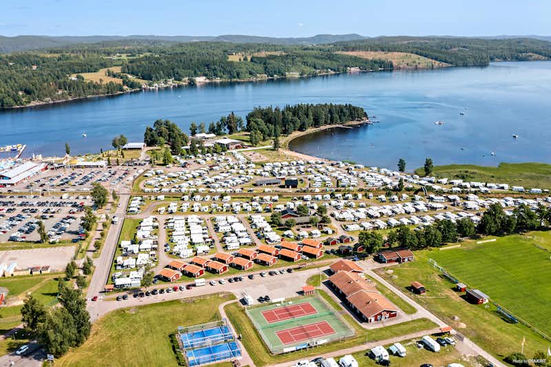 First Camp Sunne Fryksdalen  Vogelperspektive auf das gesamte Campingplatzgelände