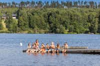 First Camp Sunne Fryksdalen Campinggäste auf dem Steg im See