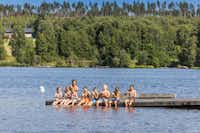 First Camp Sunne Fryksdalen Campinggäste auf dem Steg im See