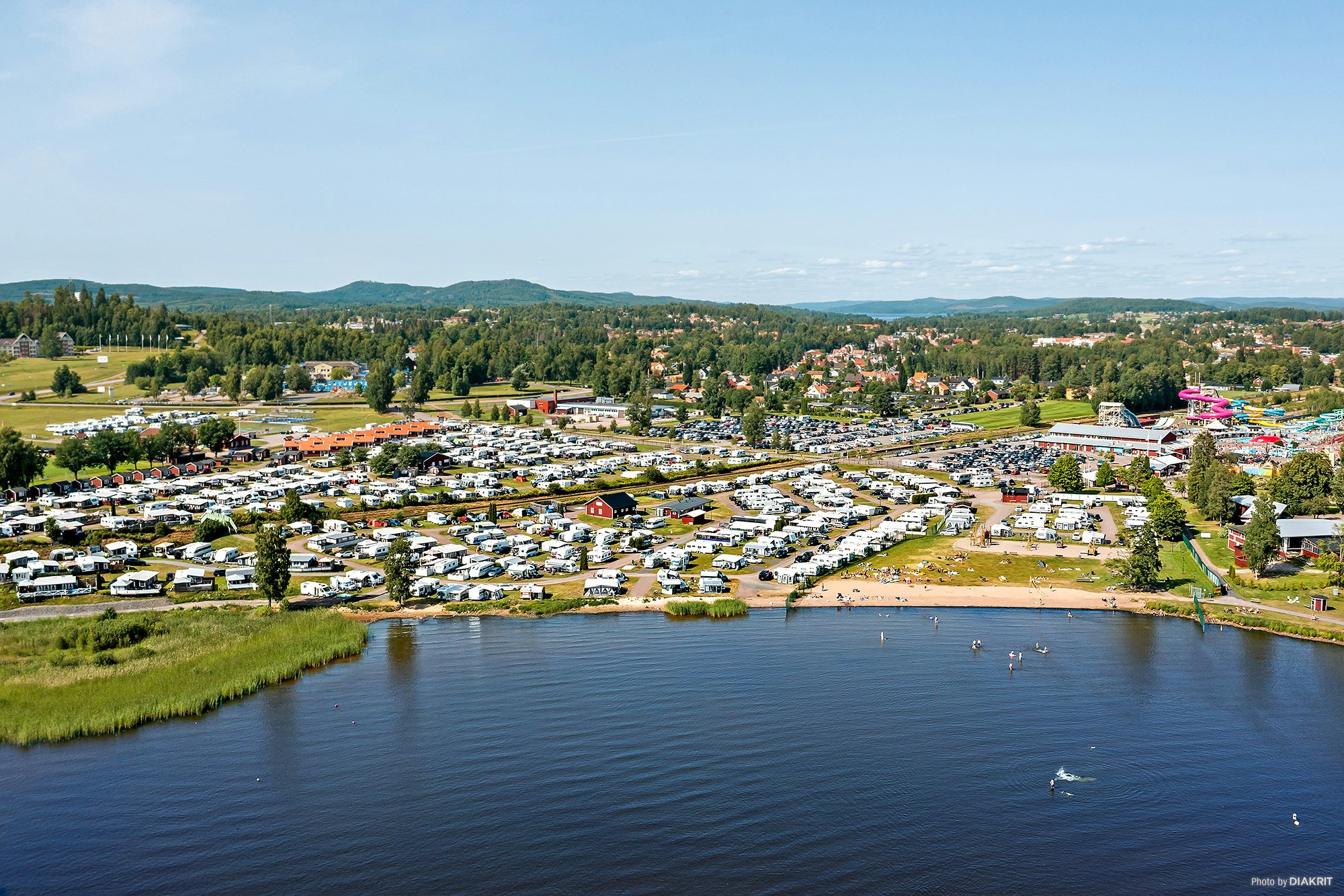 First Camp Sunne Fryksdalen Vogelperspektive auf das gesamte Campingplatzgelände am See und die Landschaft dahinter
