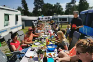 Surfviken - Camper beim gemeinsamen Essen auf dem Campingplatz