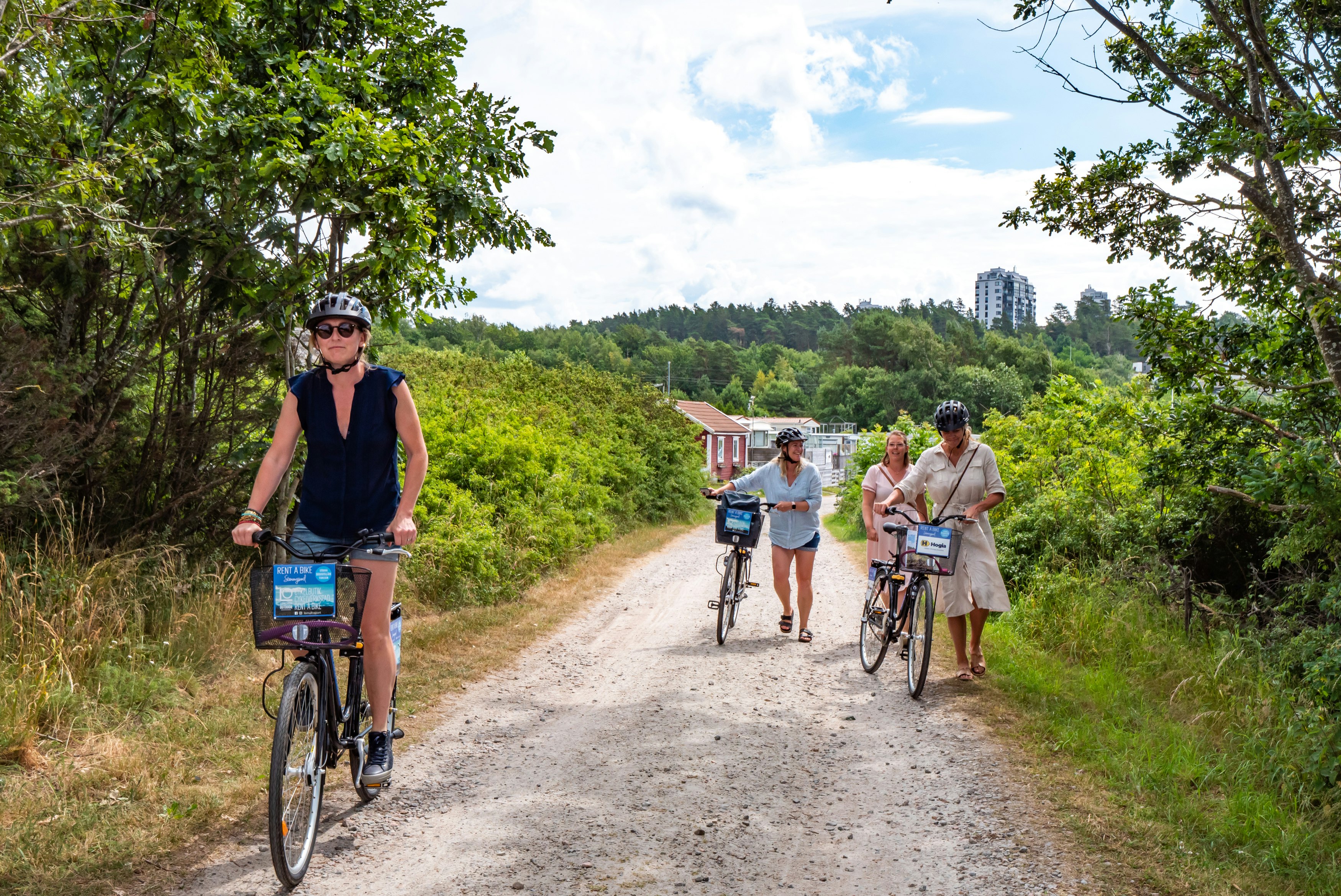 Surfviken - Camper fahren Fahrrad in der Umgebung des Campingplatzes