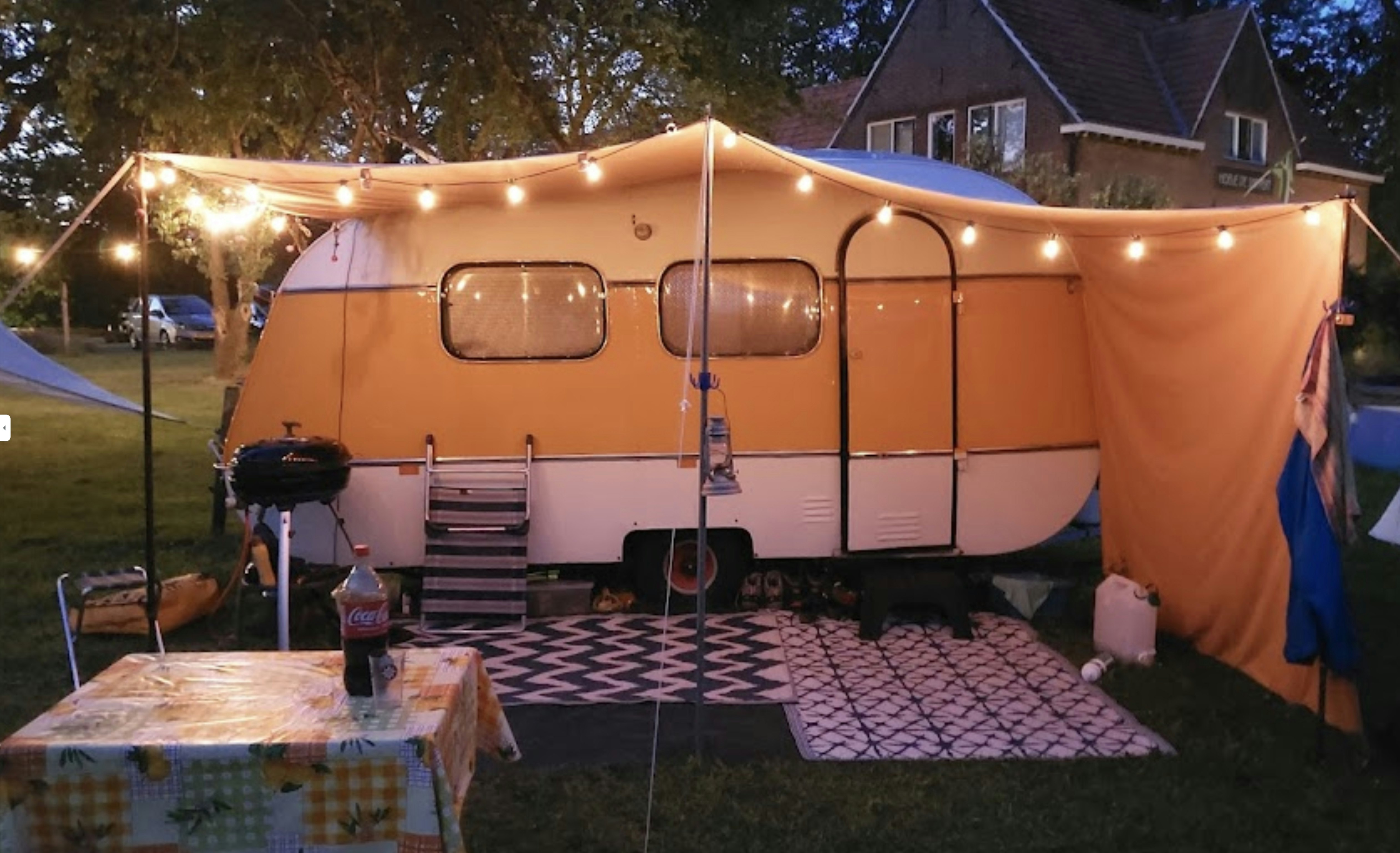 SVR camping en B&B Hoeve de Snippert - Standplatz mit Wohnwagen beleuchtet