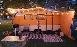 SVR camping en B&B Hoeve de Snippert - Standplatz mit Wohnwagen beleuchtet