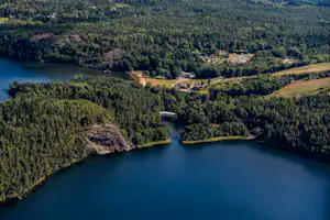 Swecamp Flottsbro - Blick auf das Campinggelände, den Wald und See aus der Vogelperspektive