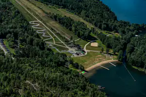 Swecamp Flottsbro - Blick auf das umgebende Wintersportgelände und den Strand aus der Vogelperspektive