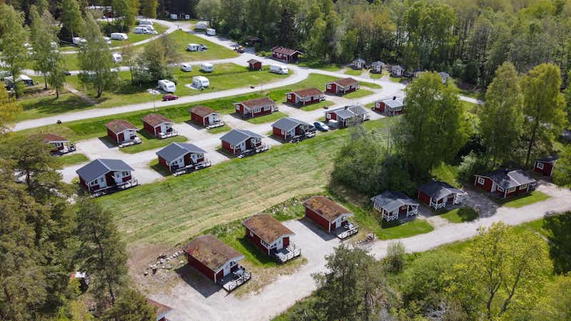 Swecamp Flottsbro - Blick aus der Vogelperspektive auf die Chalets und Wohnwagen- und Wohnmobilstandplätze