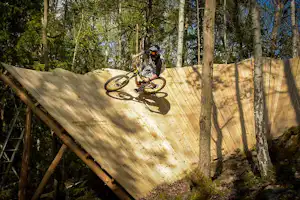 Swecamp Flottsbro - Mountainbike- und Dirtbike-Park im Wald neben dem Campingplatz