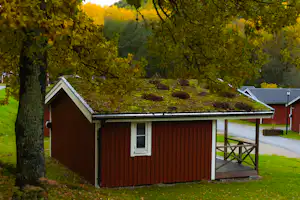 Swecamp Flottsbro - gemütliches Chalet mit Veranda im Grünen