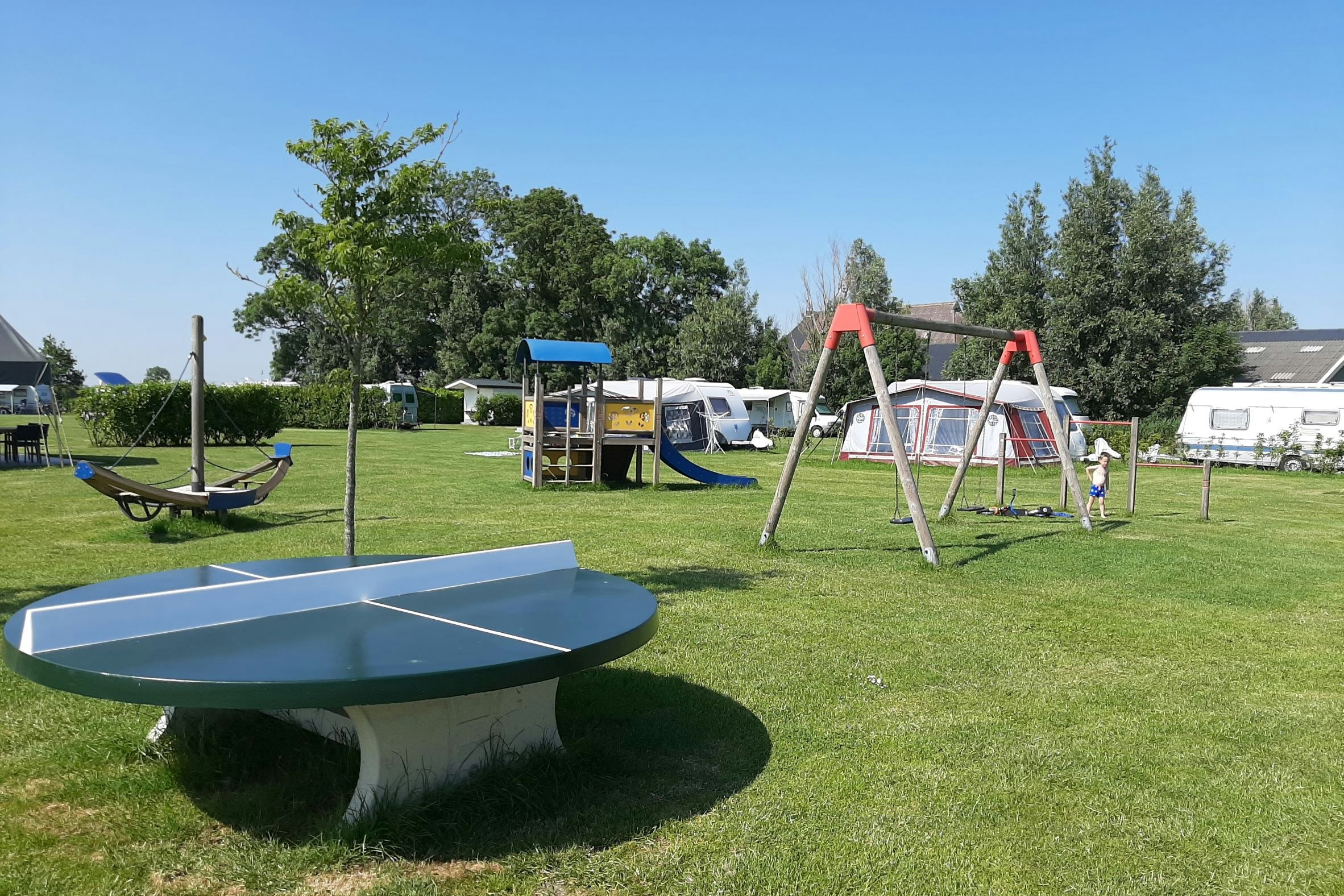 Swichumer Pleats - Spielplatz mit Schaukeln, Rutsche und einer runden Tischtennisplatte