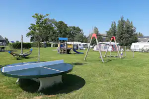 Swichumer Pleats - Spielplatz mit Schaukeln, Rutsche und einer runden Tischtennisplatte
