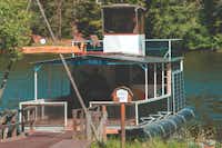 Taevaskoja Salamaa Camping  - Boot auf dem Fluss in der Nähe vom Campingplatz