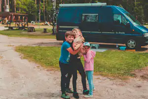 Taevaskoja Salamaa Camping - Kinder mit Hund auf dem Campingplatz