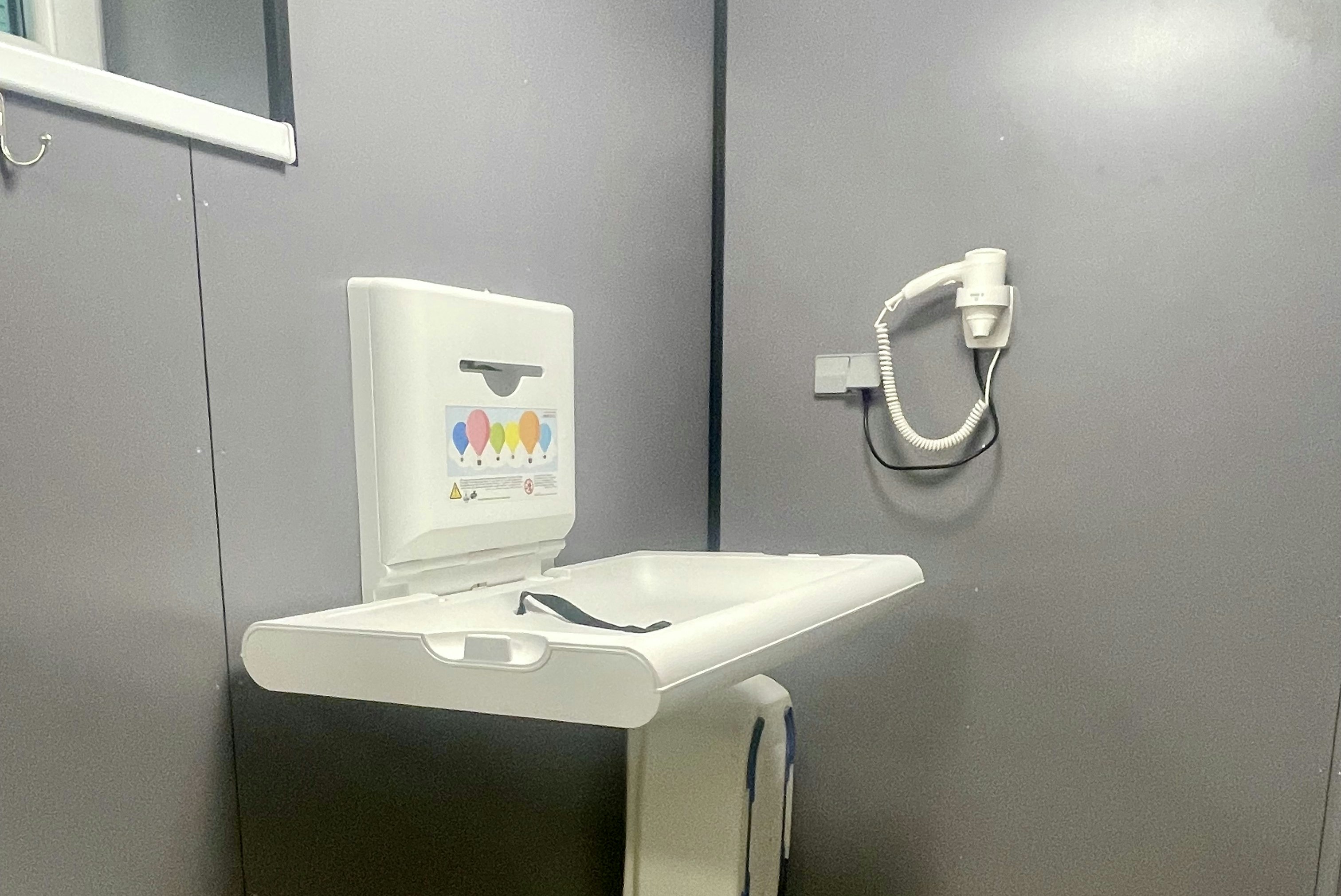 Taevaskoja Salamaa Camping - Babywickelstation im Sanitärbereich