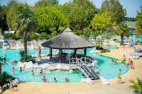Tahiti Camping & Thermae Bungalow Park -  Gäste liegen am Pool in der Sonne