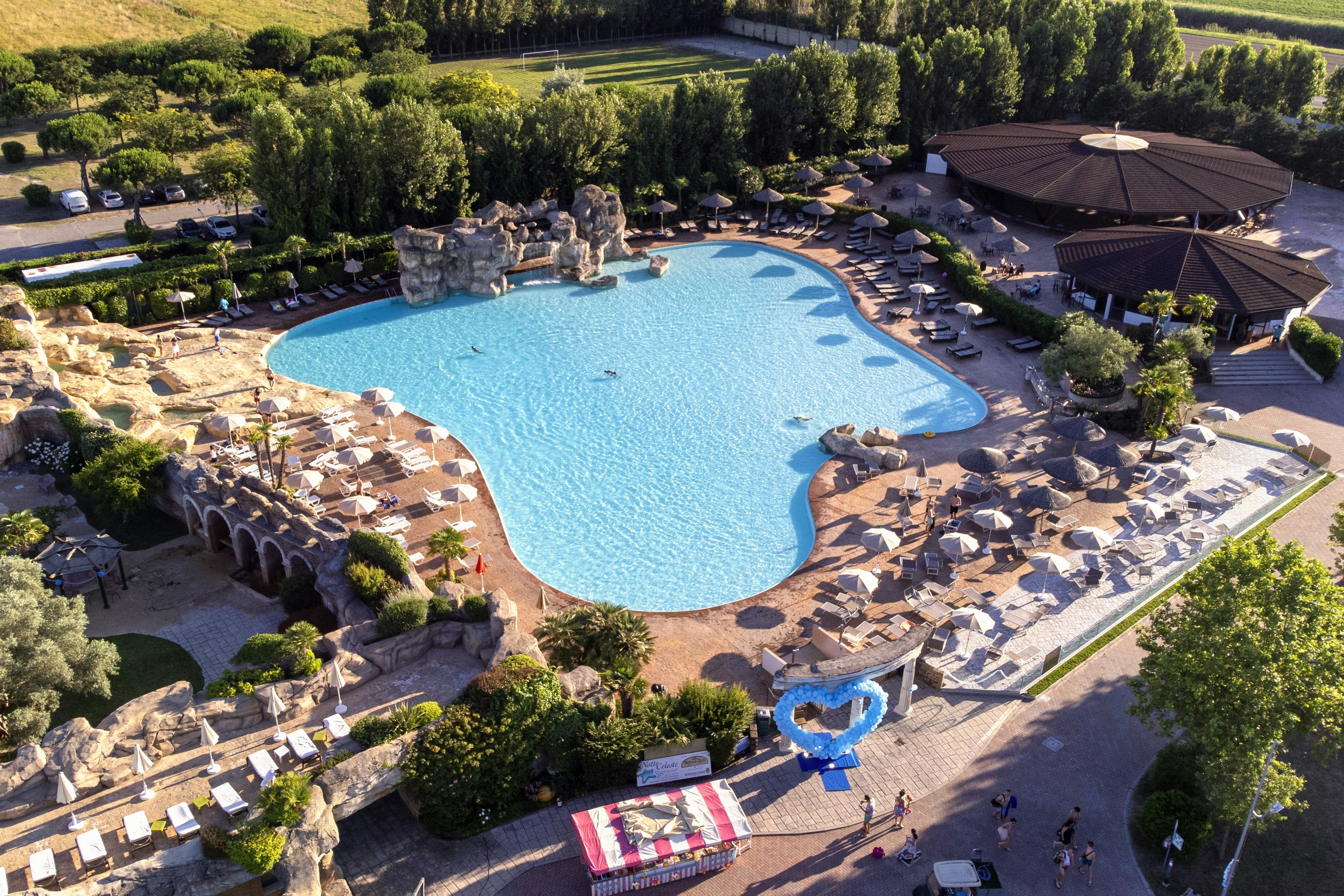 Tahiti Camping & Thermae Bungalow Park - Badebereich des Campingplatzes aus der Vogelperspektiv