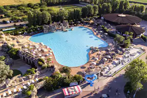 Tahiti Camping & Thermae Bungalow Park - Badebereich des Campingplatzes aus der Vogelperspektiv