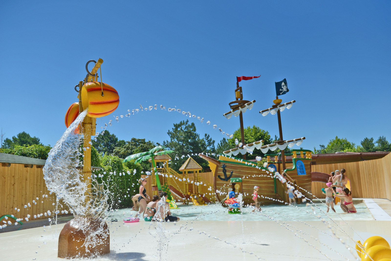 Tahiti Camping & Thermae Bungalow Park - Kinderbereich mit Spielgerüst im Freibad