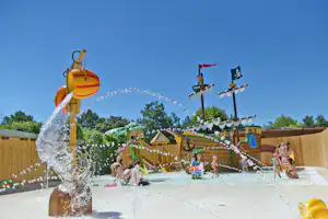 Tahiti Camping & Thermae Bungalow Park - Kinderbereich mit Spielgerüst im Freibad