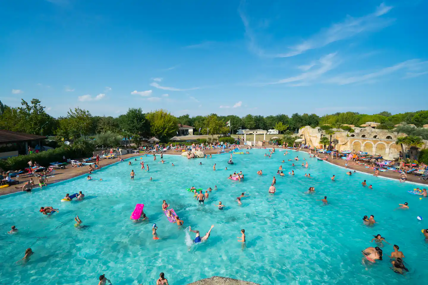 Tahiti Camping & Thermae Bungalow Park - Luftaufnahme des Freibades auf dem Campingplatz