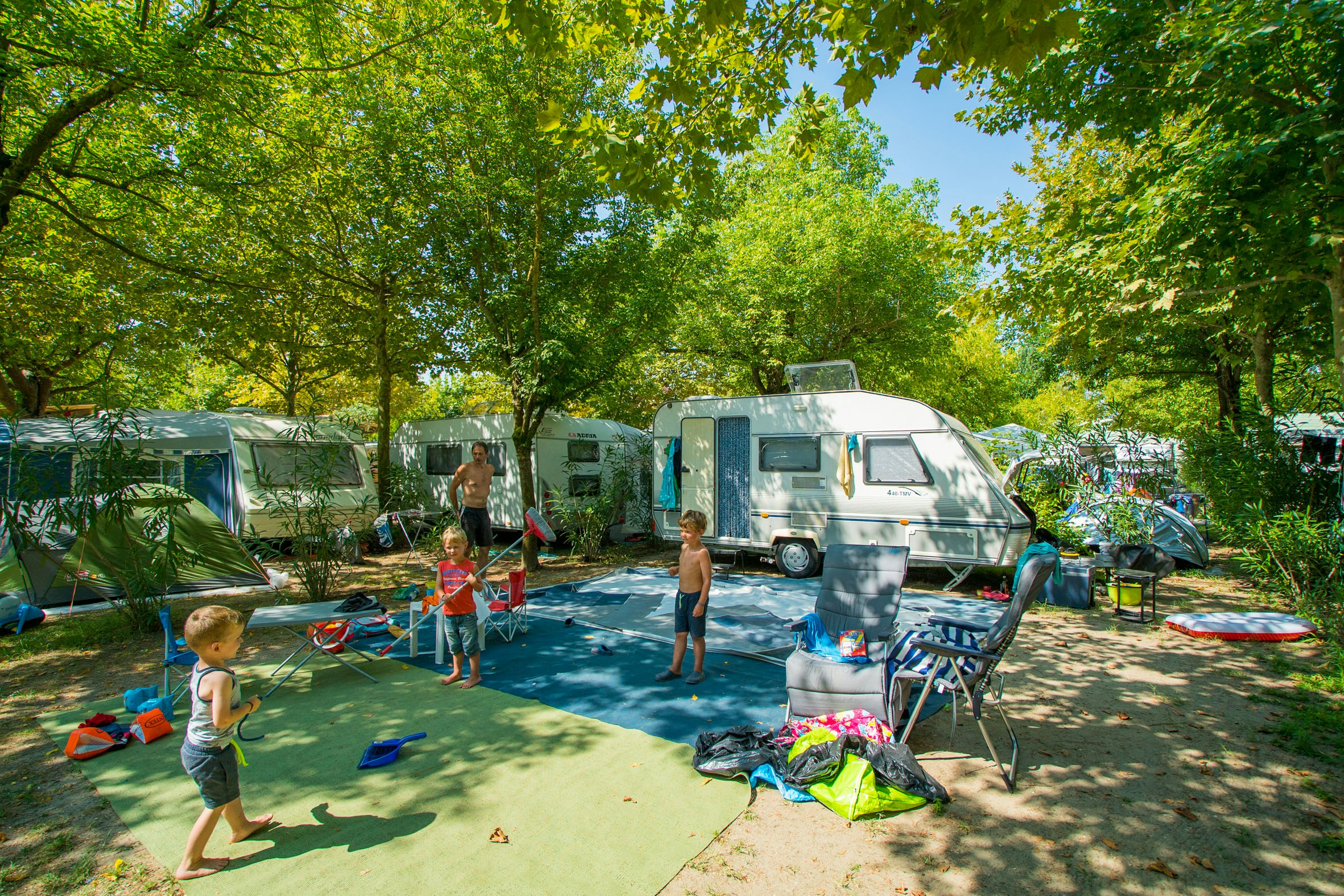 Tahiti Camping & Thermae Bungalow Park - Stellplätze im Halbschatten