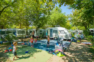 Tahiti Camping & Thermae Bungalow Park - Stellplätze im Halbschatten