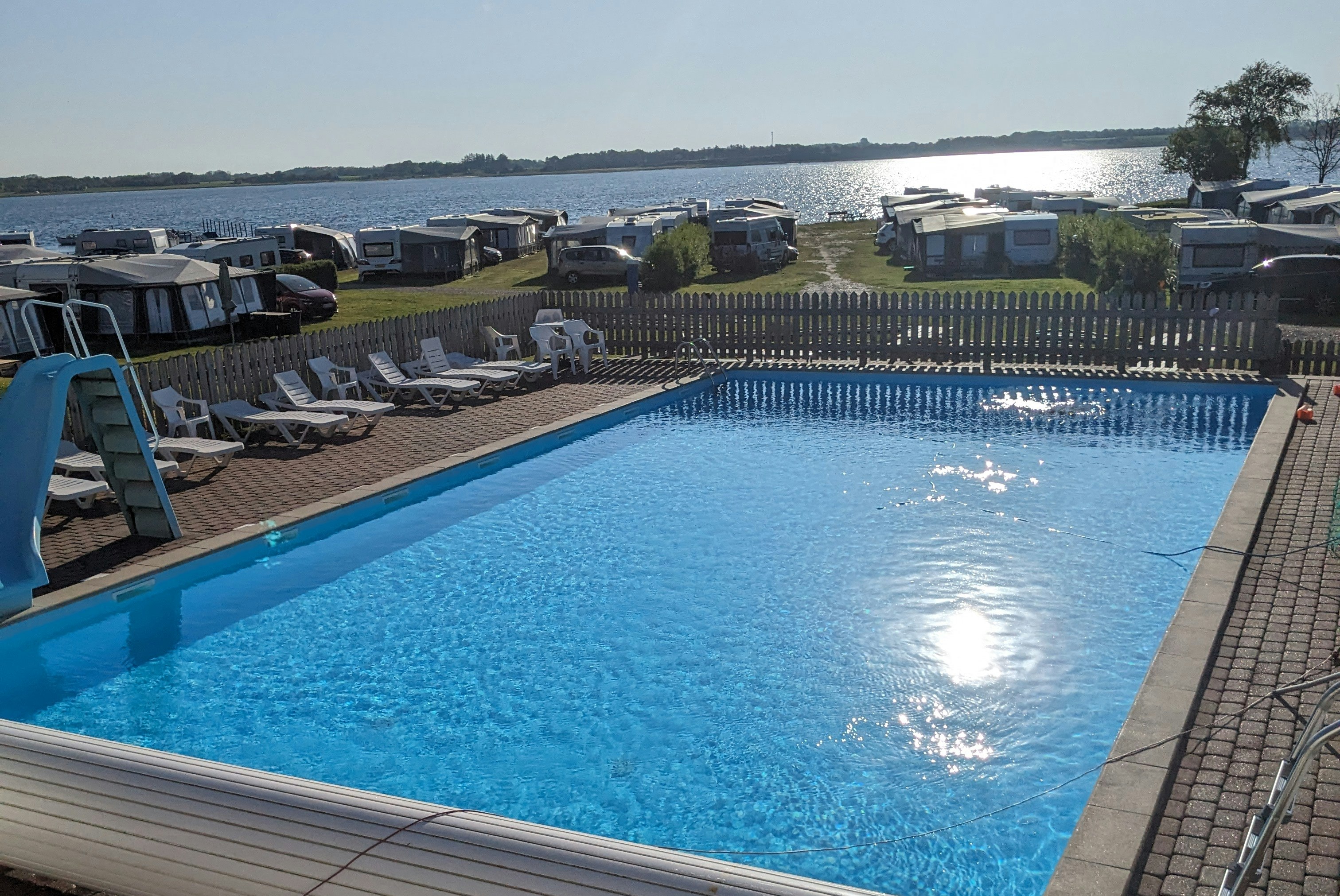 Tambosund Camping - Pool im Freien mit Liegestühlen auf dem Campingplatz