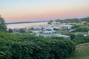 Tambosund Camping - Standplätze auf dem Campingplatz bei Sonnenaufgang