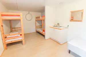 Tampere Camping Härmälä - Innenansicht vom Mobilheim mit Betten und Kochnische
