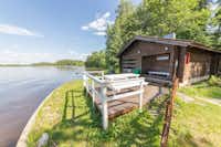 Tampere Camping Härmälä  -  Mobilheim vom Campingplatz mit Veranda und mit direktem Zugang zum See