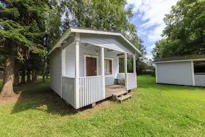 Tampere Camping Härmälä - Mobilheime vom Campingplatz auf grüner Wiese