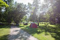 Tampere Camping Härmälä  -  Stellplatz vom Campingplatz zwischen Bäumen im Grünen