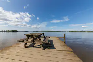 Tampere Camping Härmälä - Picknicktisch vom Campingplatz am Ufer vom See