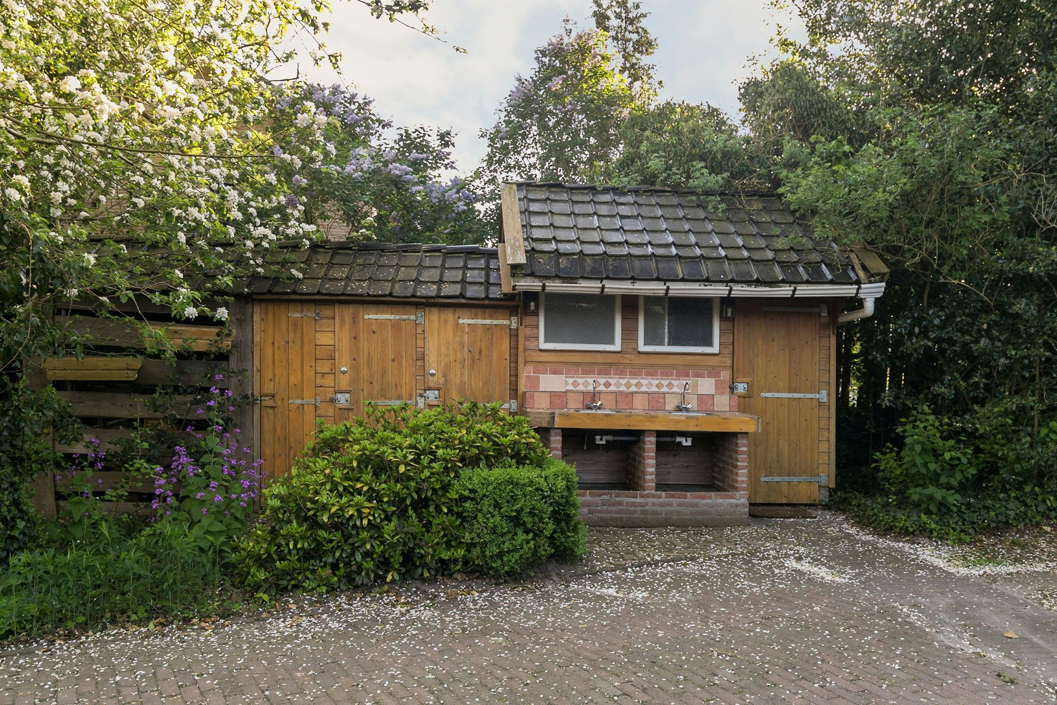 Tante Bob & de Rakkertjes - Außenansicht des Sanitärgebäudes