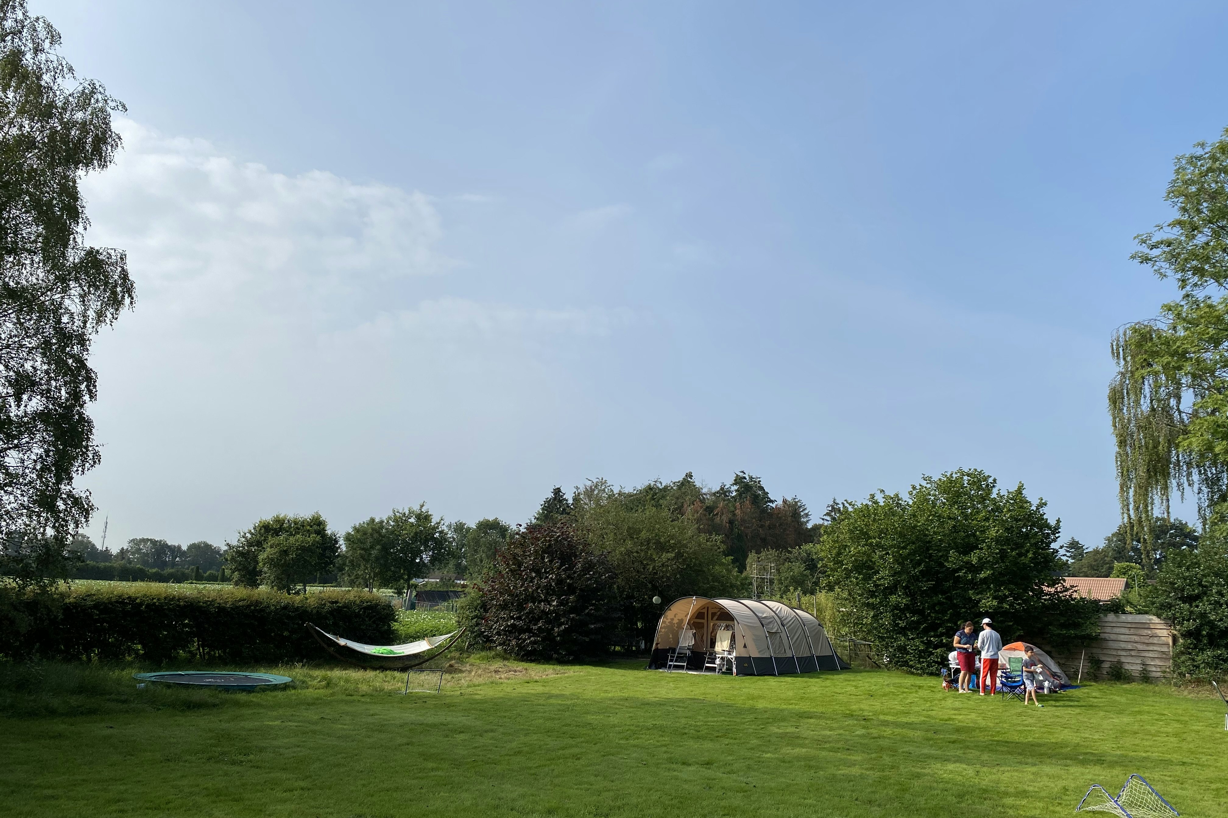 Tante Bob & de Rakkertjes - Trampolin auf der Wiese