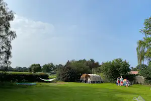 Tante Bob & de Rakkertjes - Trampolin auf der Wiese