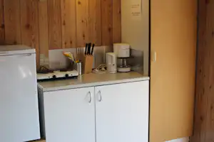 Birkelund Camping & Outdoor Tarm Camping - Küche eines Mobilheims für zwei Personen