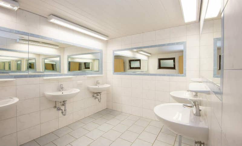 Tauerncamping Lerchenhof - Sanitärgebäude mit Waschbecken und Spiegel