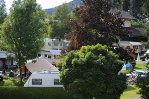 Tauerncamping Lerchenhof - Stellplätze und Wohnmobilstellplätze im Schatten der Bäume