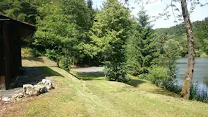 Taunus Fishing Lodge - Blick von Blockhütte