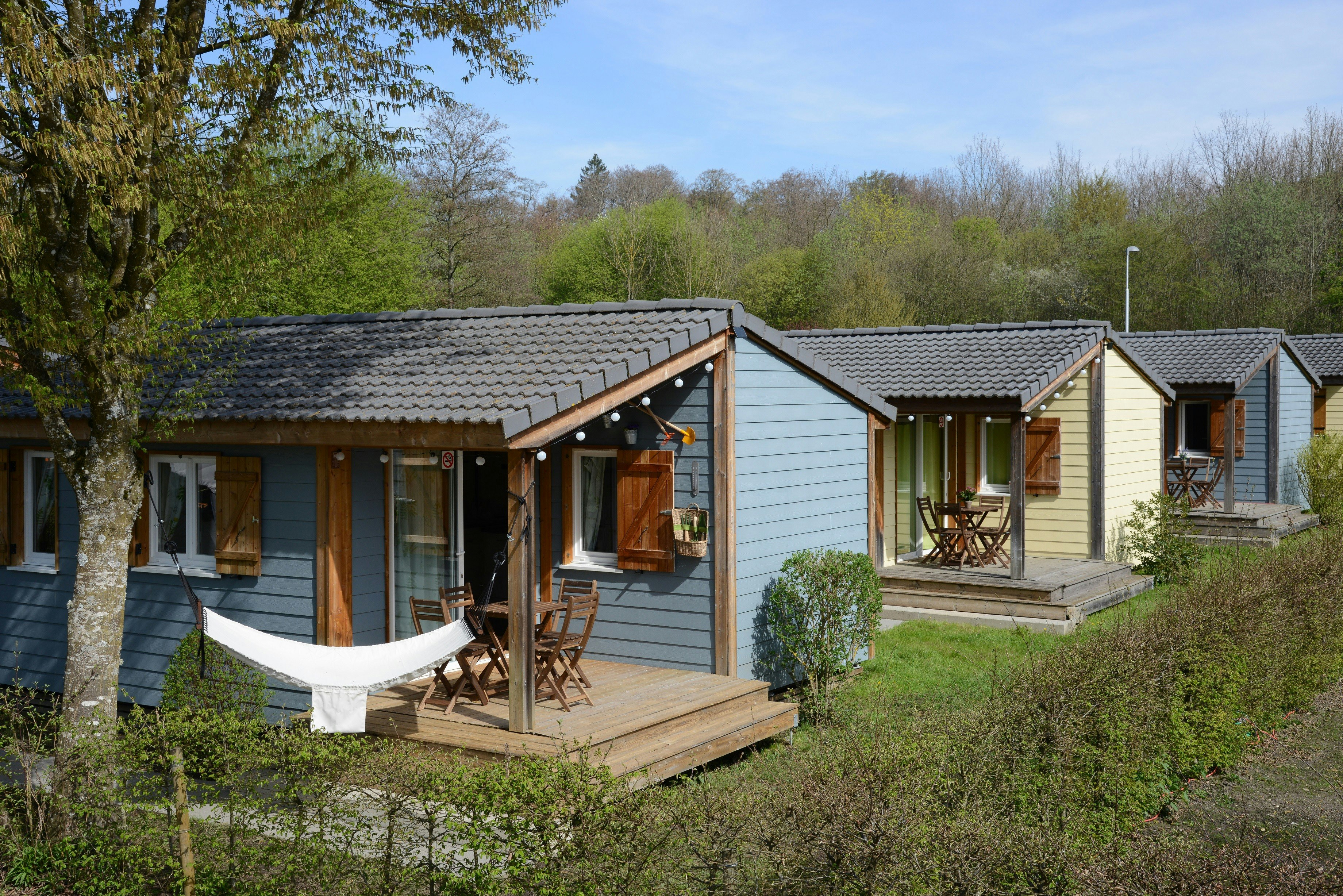 TCS Camping Bern Eymatt - Mobilheime mit kleiner Terrasse auf dem Campingplatz