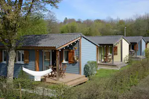 TCS Camping Bern Eymatt - Mobilheime mit kleiner Terrasse auf dem Campingplatz