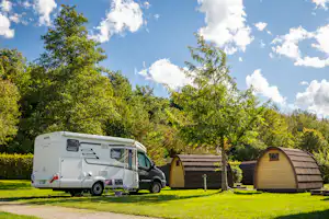 TCS Camping Bern Eymatt - Standplatz neben den Campingpods auf dem Campingplatz