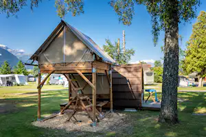TCS-Camping Bönigen - Interlaken - Glamping Zelt im Schatten der Bäume auf dem Campingplatz