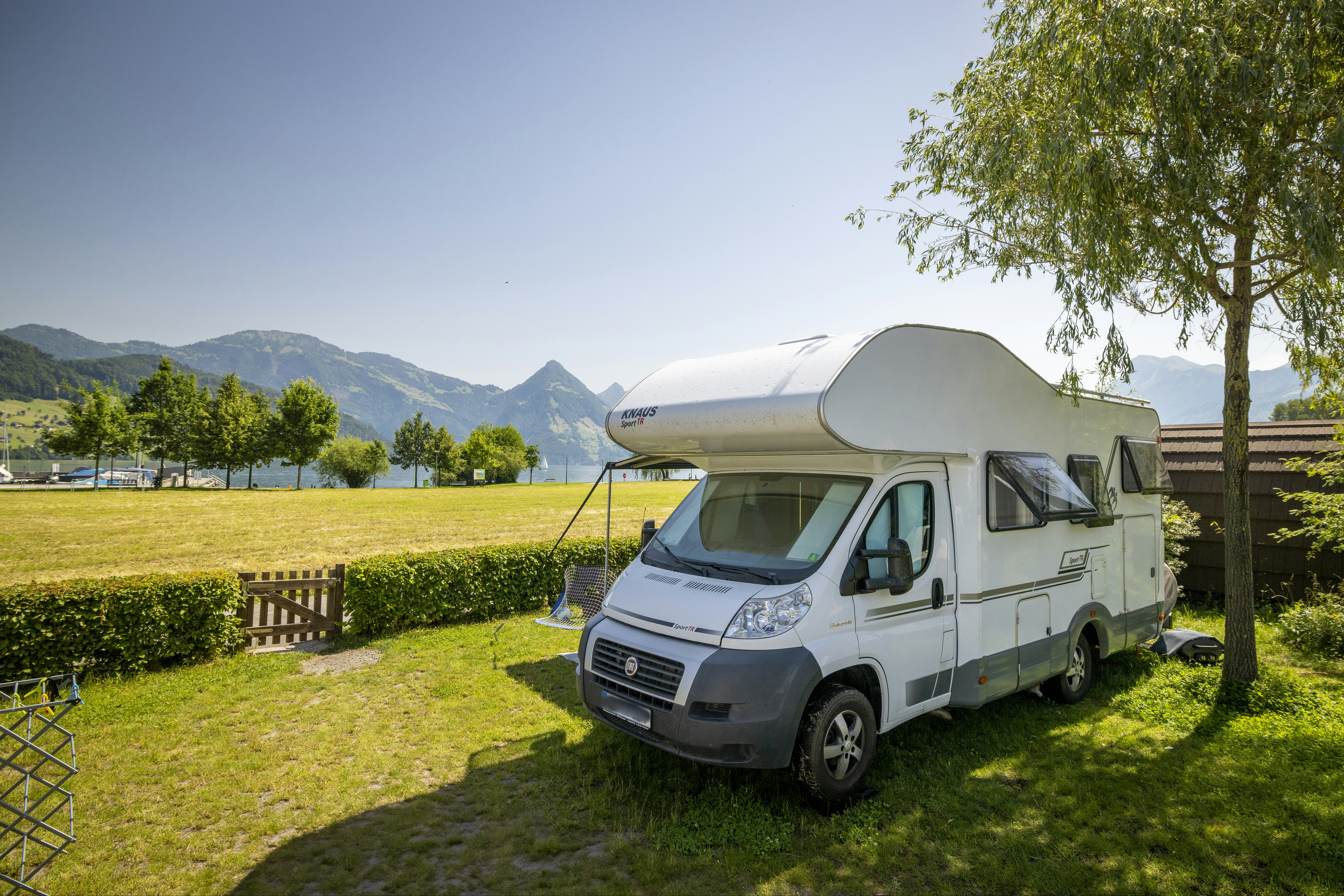TCS Camping Buochs Vierwaldstättersee - Standplätze auf der Wiese auf dem Campingplatz
