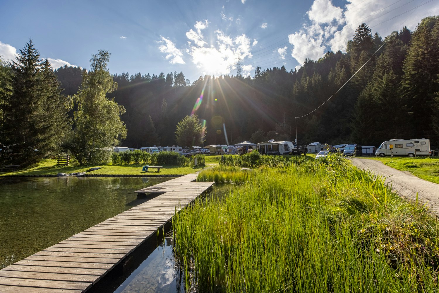 TCS-Camping Disentis - Blick vom See auf den Campingplatz