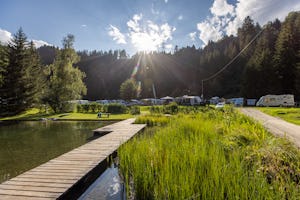TCS-Camping Disentis - Blick vom See auf den Campingplatz